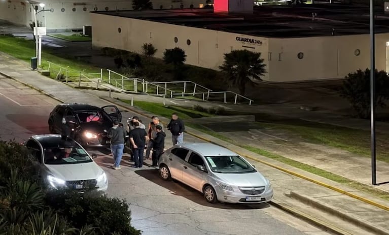 El joven fue embestido por otro auto en medio de la discusión.