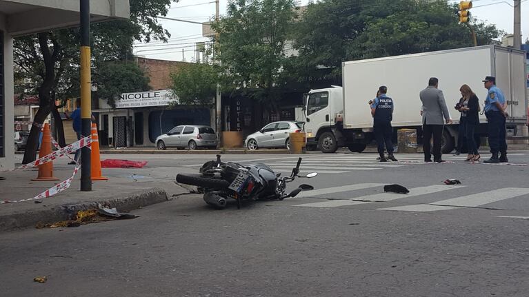 El joven iba acompañado por una chica que se salvó.