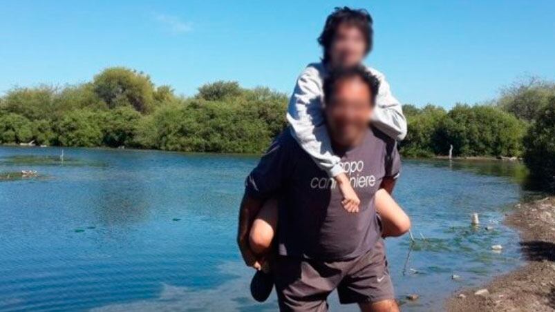 El joven junto a su padrastro, al que mató de dos disparos.