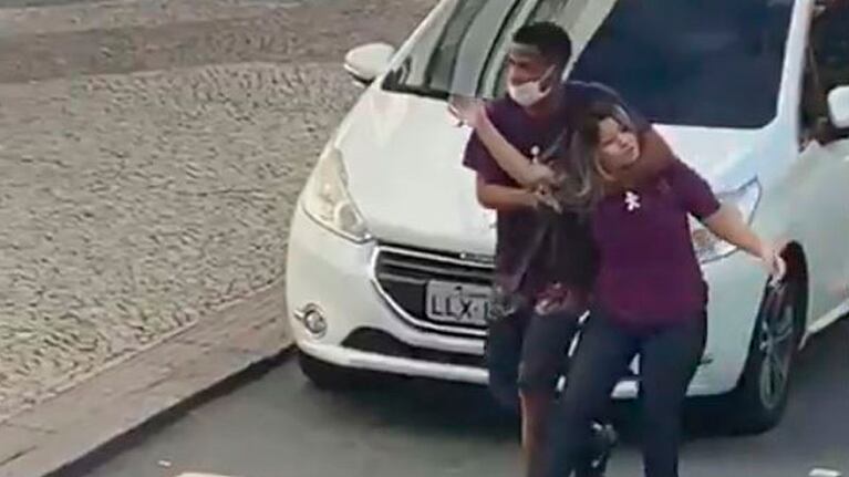 El joven ladrón usó a la víctima como "escudo humano".