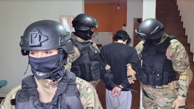 El joven liberó a sus padres tras la intervención de los oficiales.