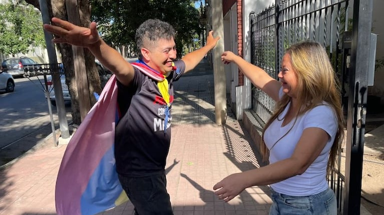 El joven llevó las empanadas a la casa de la mujer, que no pudo evitar la emoción al verlo con la bandera de Venezuela.