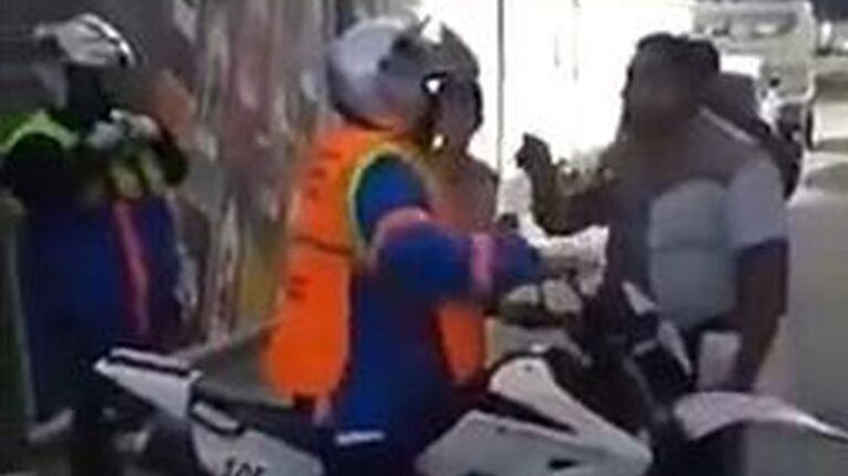 El joven manejaba sin documentaciones y su padre agredió a un agente de tránsito.