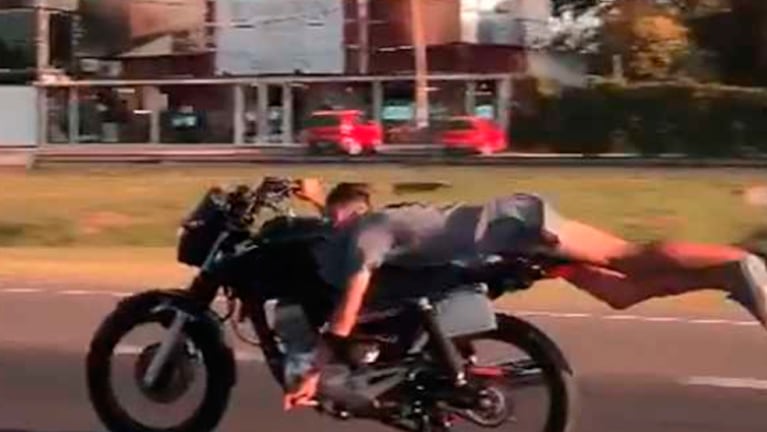 El joven pasó a 130 kilómetros por hora, acostado en su moto.