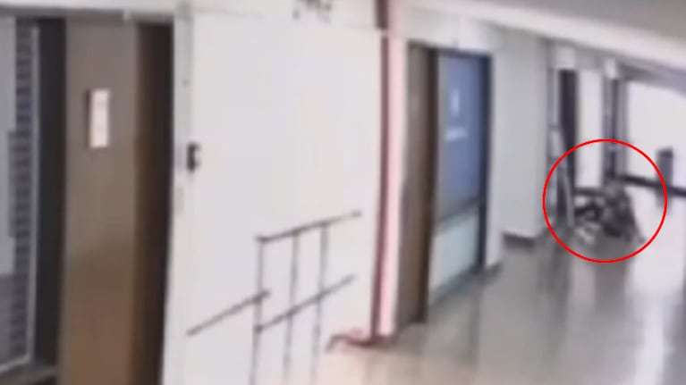 El joven pateó el ingreso con la pierna hábil.