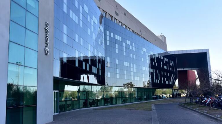El joven permanece internado en coma inducido.