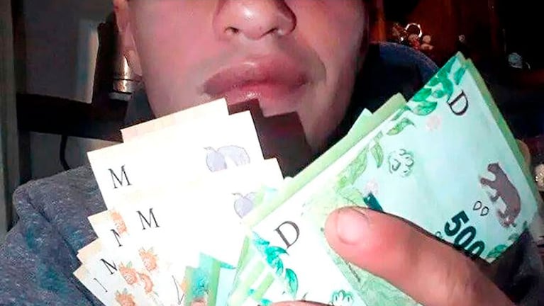 El joven publicó la selfie con el dinero en sus redes sociales.
