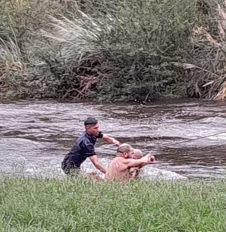 El joven que quedó atrapado en el río tiene 20 años. Foto: FM Espacio. 