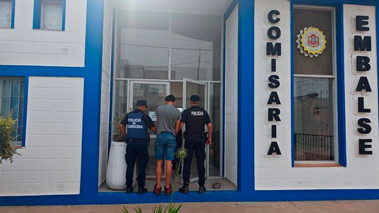El joven quedó detenido tras presentarse en la Comisaría. Foto: Emilio Emiliano.