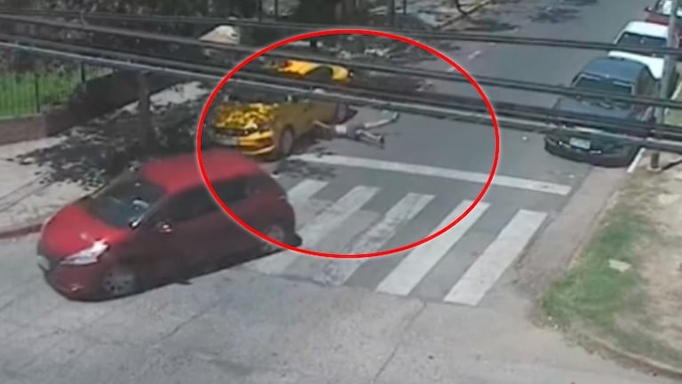 El joven saltó del auto en movimiento mientras le estaban robando.