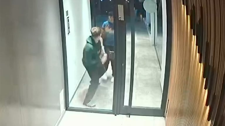El joven se defendió a golpes de puño y patadas.