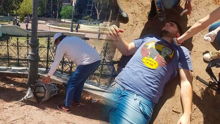 El joven sufrió un profundo corte junto a la carótida.
