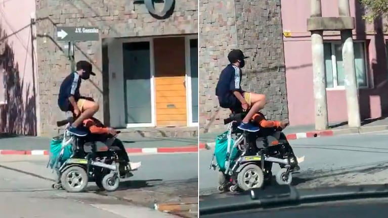 El joven, trepado arriba de la silla de ruedas de su madre por las calles de Santa Rosa.