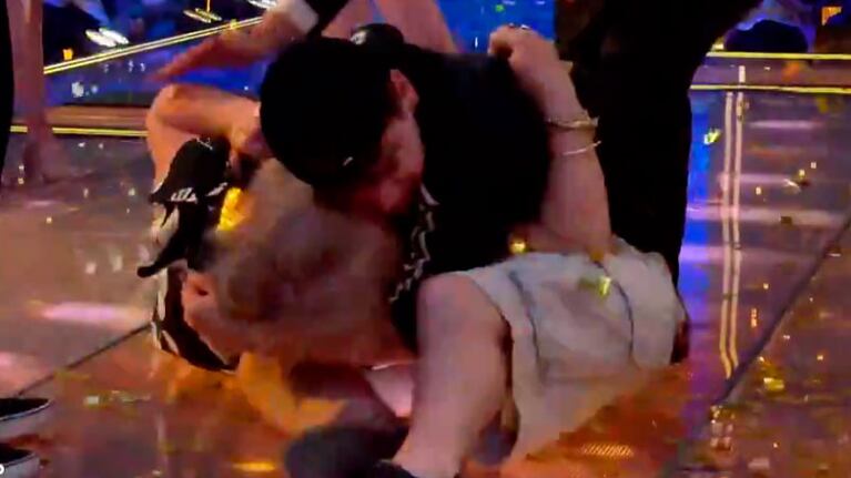 El joven tumbó a su abuela cuando fue a abrazarla.