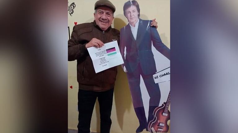 El jubilado cordobés posó con sus entradas y la gigantografía de Paul McCartney.