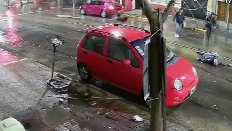 El jubilado quedó tendido en el asfalto en medio de la intensa lluvia.