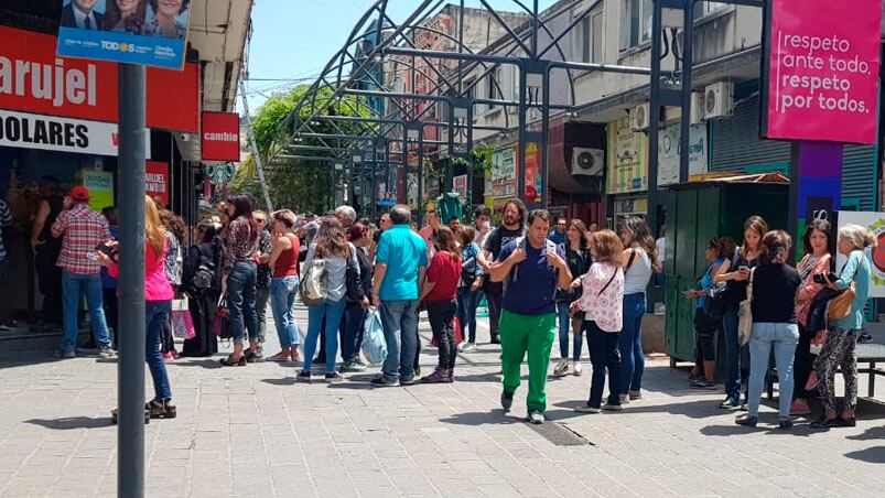 El jueves hubo largas colas para comprar dólares en la city cordobesa. Foto: ElDoce.tv