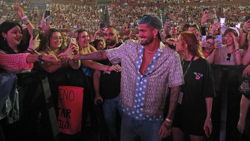 El jugador de la Scaloneta acompañó a Tini en el primer show de su gira en España.