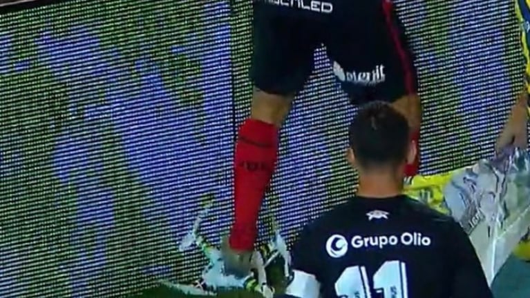 El jugador de Newell's destruyó el aparato detrás de uno de los arcos. (Foto de Twitter: @Girottista)