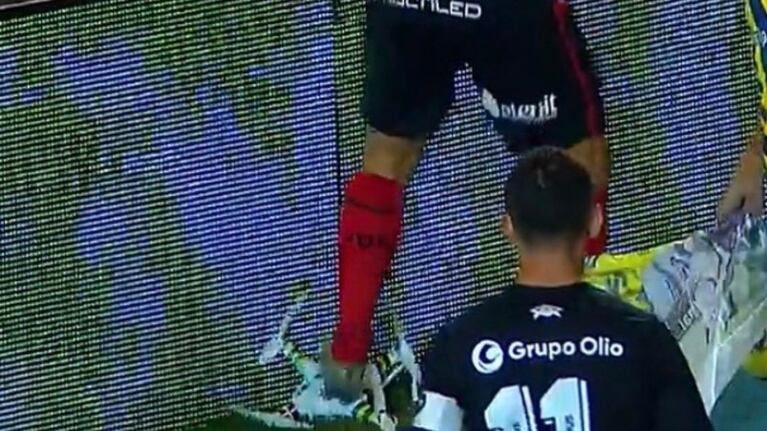 El jugador de Newell's destruyó el aparato detrás de uno de los arcos. (Foto de Twitter: @Girottista)