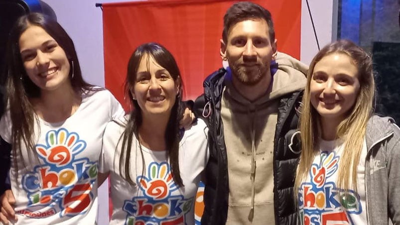 El jugador del PSG junto a las chicas que trabajan en el salón. Foto: TN.