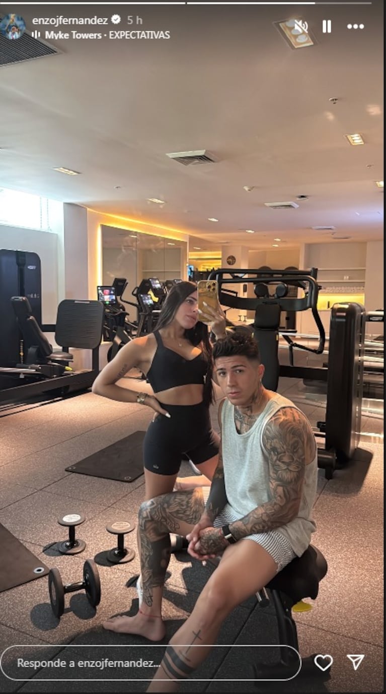 El jugador posteó una imagen en el gym junto a su esposa, Valu Cervantes.