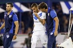 El jugador salió lamentándose de la cancha.