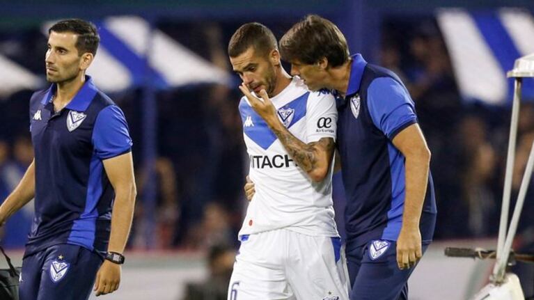 El jugador salió lamentándose de la cancha.