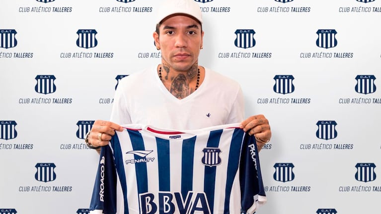 El jugador ya posó con la camiseta de su nuevo club. / Foto: Talleres