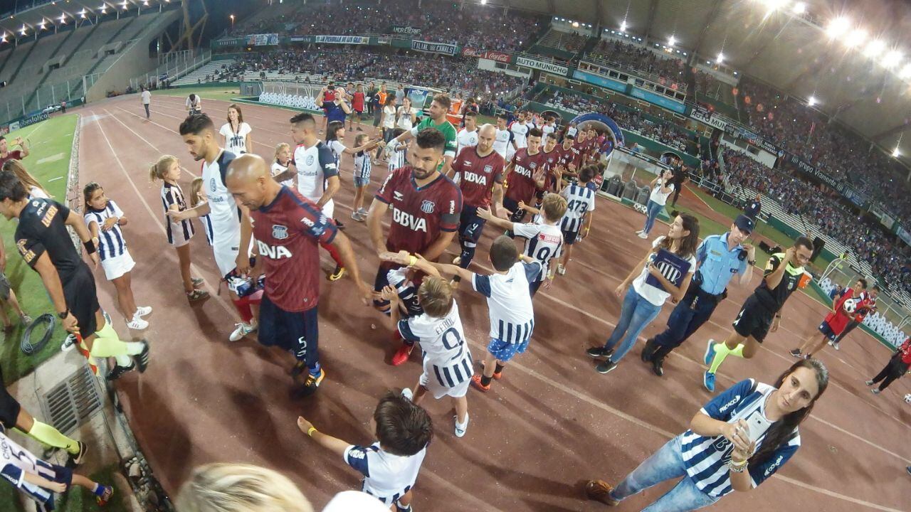 El Kempes fue una fiesta albiazul en la reanudación de la Superliga. Foto: Lucio Casalla / ElDoce.tv