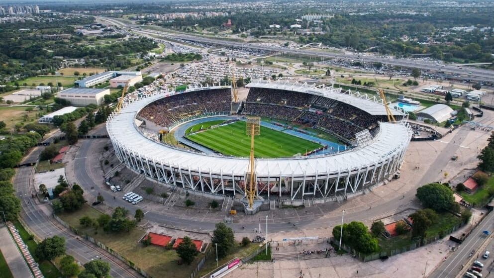 El Kempes se pinta de albiazul para una nueva edición del clásico de Córdoba.