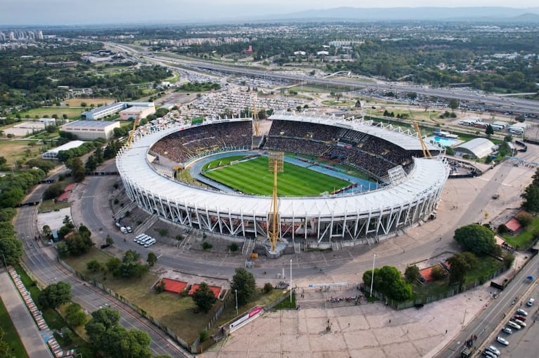 El Kempes se pinta de albiazul para una nueva edición del clásico de Córdoba.