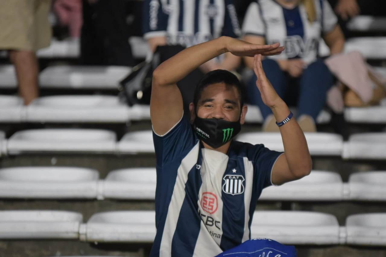 El Kempes se vistió de azul y blanco con la vuelta de los hinchas. Fotos: Lucio Casalla/ElDoce.tv