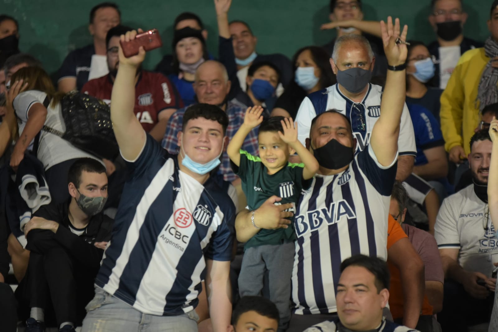 El Kempes se vistió de azul y blanco con la vuelta de los hinchas. Fotos: Lucio Casalla/ElDoce.tv