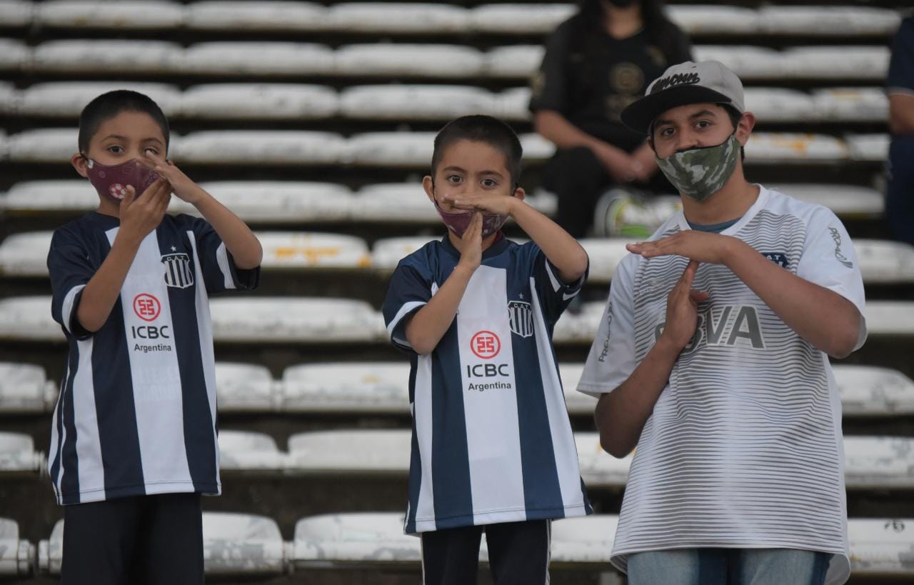 El Kempes se vistió de azul y blanco con la vuelta de los hinchas. Fotos: Lucio Casalla/ElDoce.tv