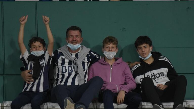 El Kempes se vistió de azul y blanco con la vuelta de los hinchas. Fotos: Lucio Casalla/ElDoce.tv