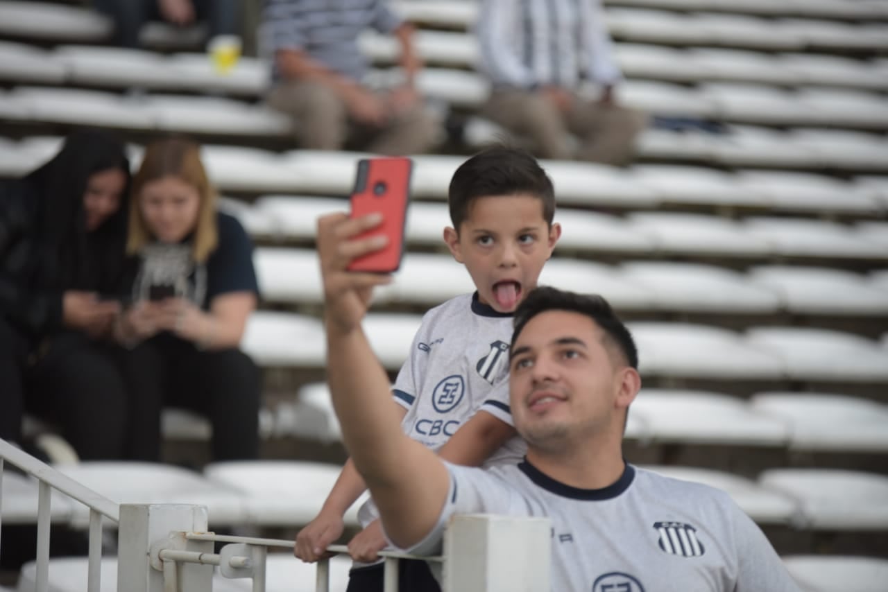 El Kempes se vistió de azul y blanco con la vuelta de los hinchas. Fotos: Lucio Casalla/ElDoce.tv