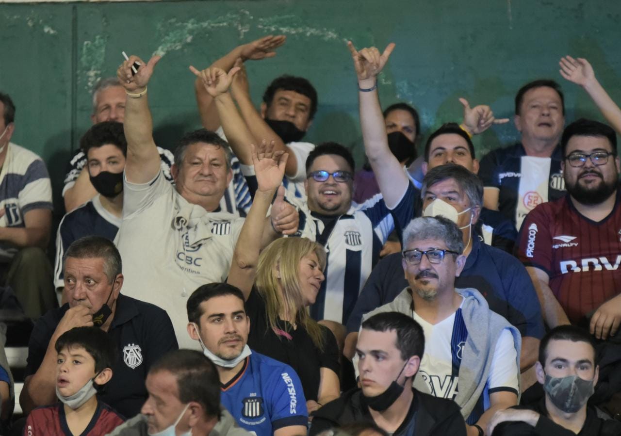 El Kempes se vistió de azul y blanco con la vuelta de los hinchas. Fotos: Lucio Casalla/ElDoce.tv