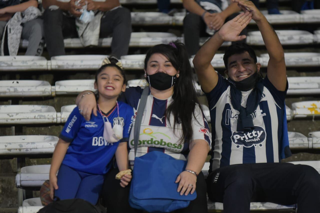 El Kempes se vistió de azul y blanco con la vuelta de los hinchas. Fotos: Lucio Casalla/ElDoce.tv