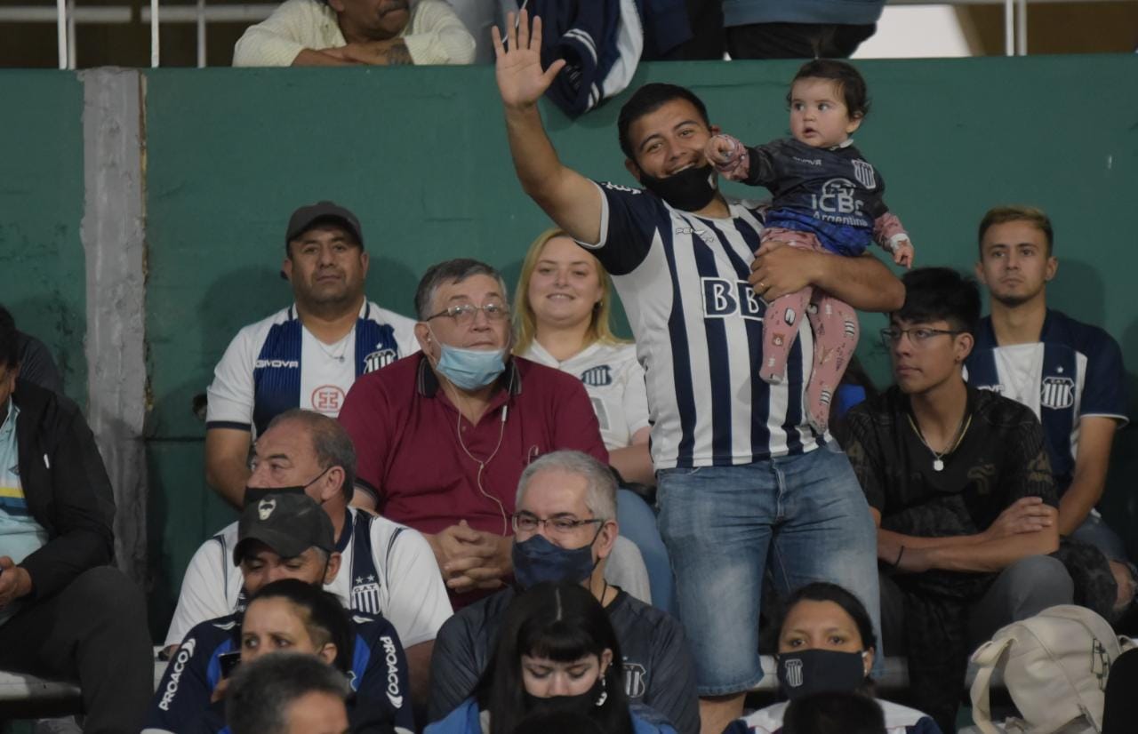 El Kempes se vistió de azul y blanco con la vuelta de los hinchas. Fotos: Lucio Casalla/ElDoce.tv