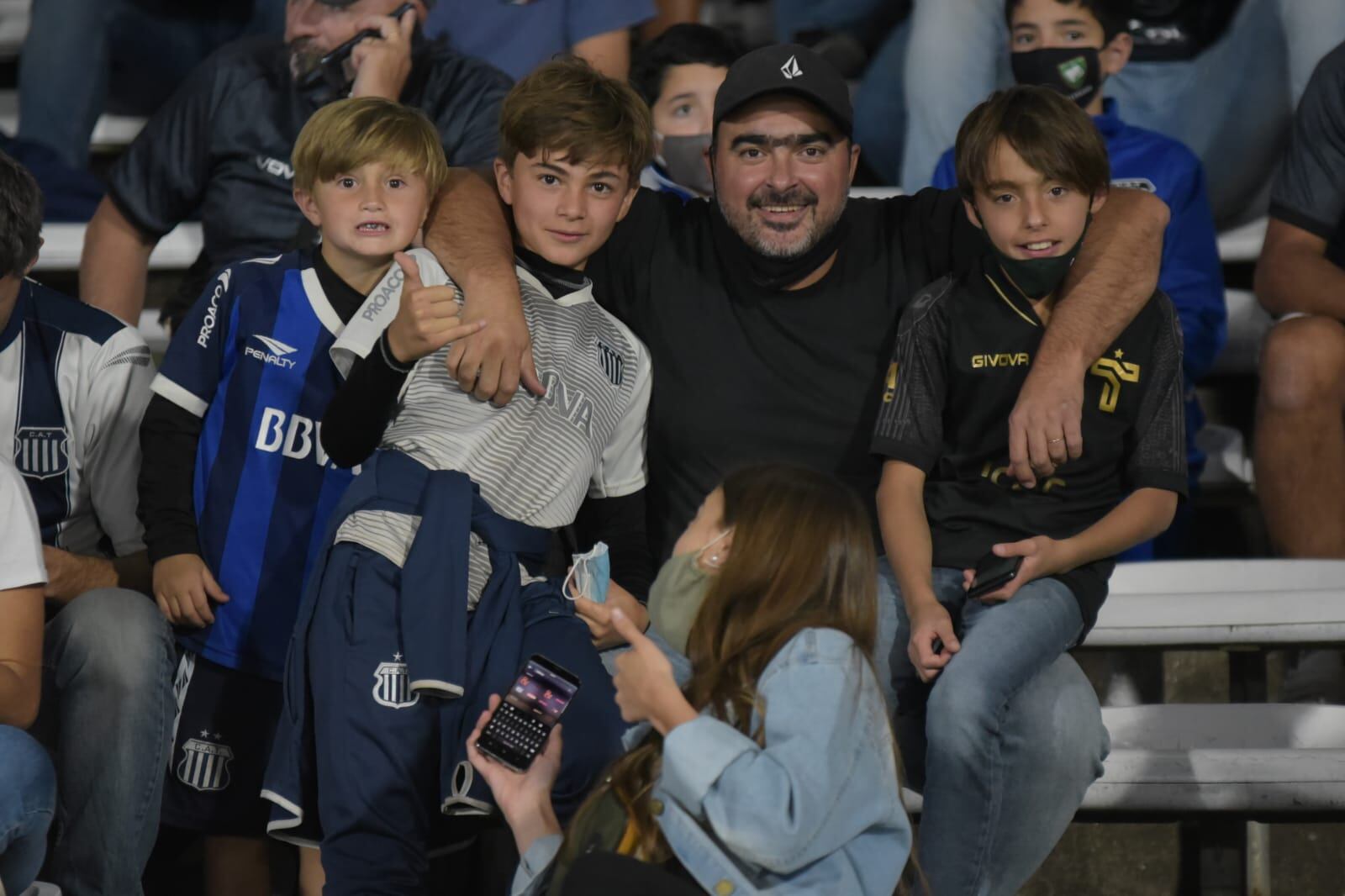 El Kempes se vistió de azul y blanco con la vuelta de los hinchas. Fotos: Lucio Casalla/ElDoce.tv