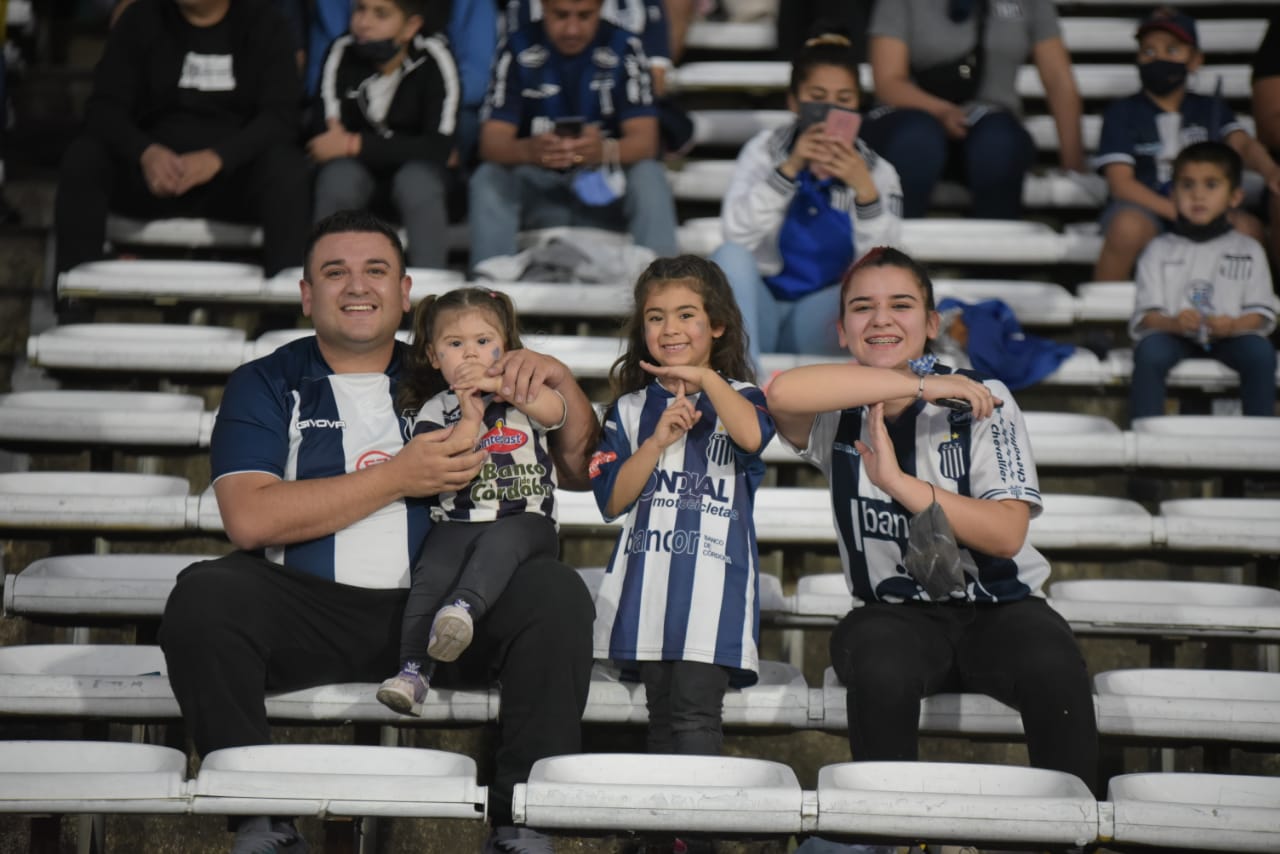 El Kempes se vistió de azul y blanco con la vuelta de los hinchas. Fotos: Lucio Casalla/ElDoce.tv