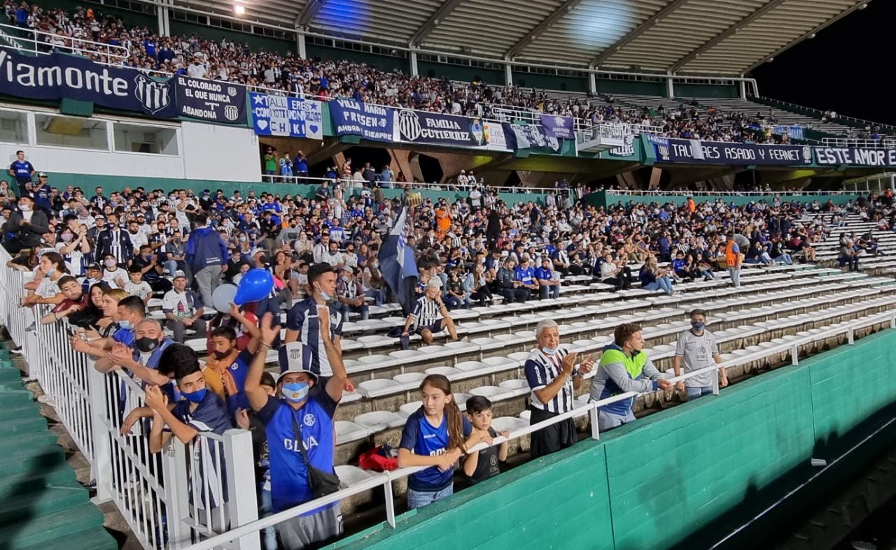 El Kempes se vistió de azul y blanco con la vuelta de los hinchas. Fotos: Lucio Casalla/ElDoce.tv