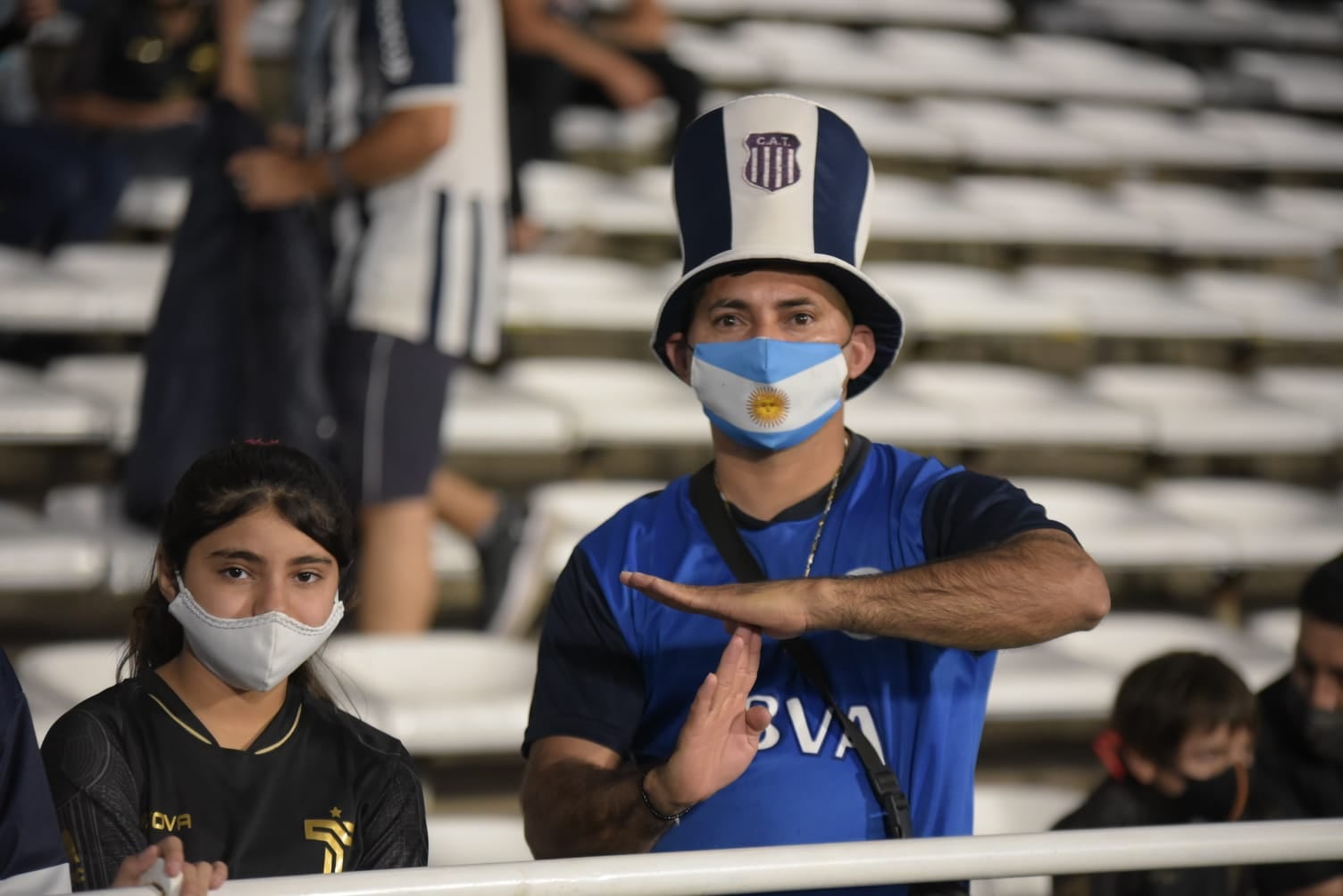 El Kempes se vistió de azul y blanco con la vuelta de los hinchas. Fotos: Lucio Casalla/ElDoce.tv