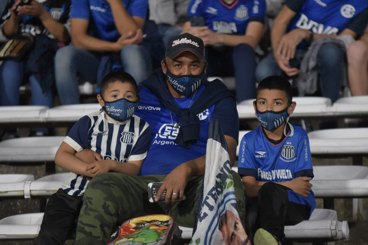 El Kempes se vistió de azul y blanco con la vuelta de los hinchas. Fotos: Lucio Casalla/ElDoce.tv