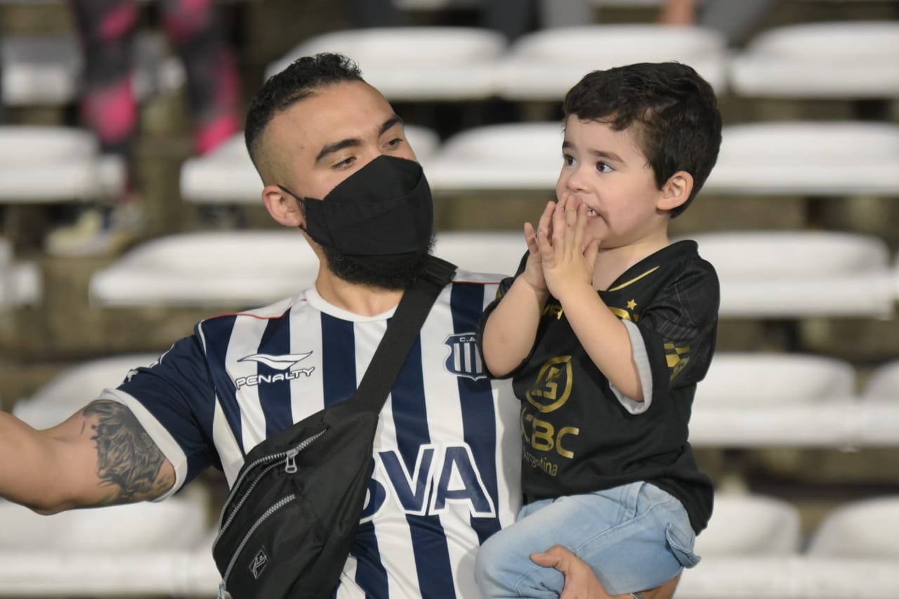 El Kempes se vistió de azul y blanco con la vuelta de los hinchas. Fotos: Lucio Casalla/ElDoce.tv