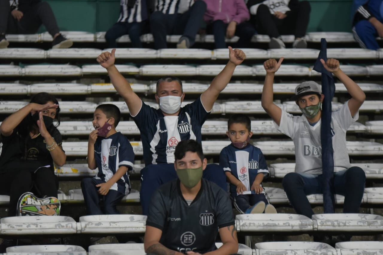 El Kempes se vistió de azul y blanco con la vuelta de los hinchas. Fotos: Lucio Casalla/ElDoce.tv