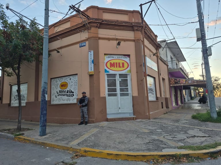 El kiosco funciona al lado de una librería del mismo dueño.
