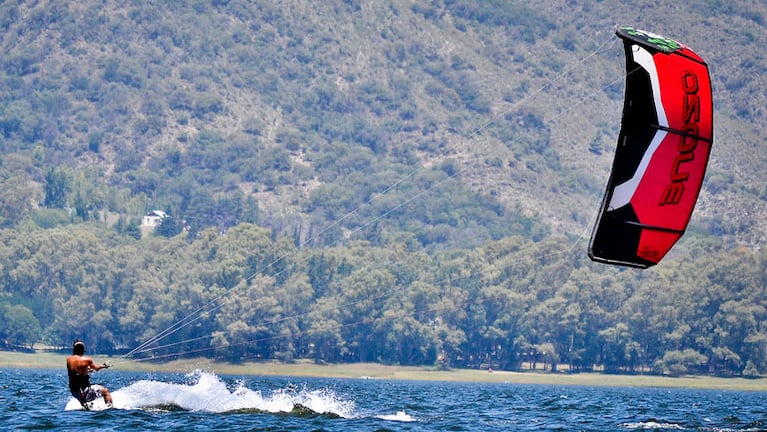 El kitesurf es una actividad muy practicada en los lagos cordobeses. Foto ilustrativa