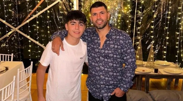 El Kun Agüero con su hijo.